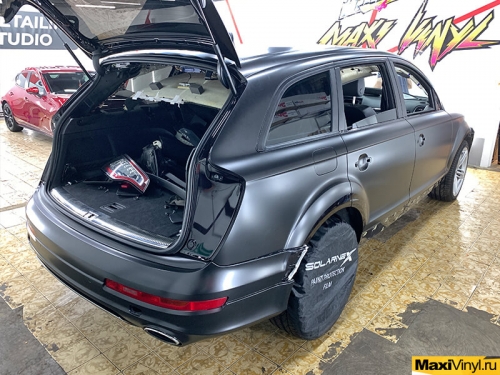Полная оклейка Audi Q7 в чёрный мат